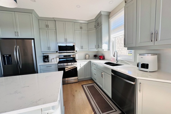 Frigorifero, microonde, forno, piano cottura