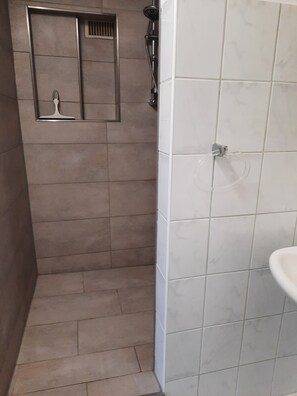 Shower, hair dryer, towels, soap - Neue und Ruhig Gelegene Ferienwohnung am Wittensee und in den Hüttener Bergen (Klein Wittensee)
