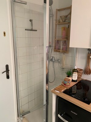 Shower, towels, soap, shampoo - Studette Meublée - Boulogne-billancourt Face au Stade de Roland-garros (Boulogne-Billancourt)