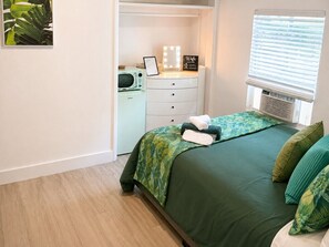 Desk, iron/ironing board, travel cot, WiFi - 2 BR House - 10 Min to the Beach, Shop, Dine+Park (Miami)