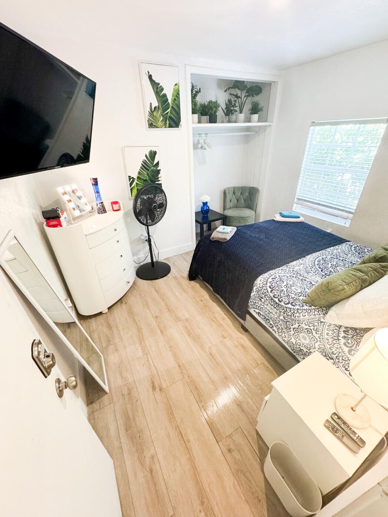 2 makuuhuonetta, työpöytä, silitysrauta/-lauta, vauvan matkasänky