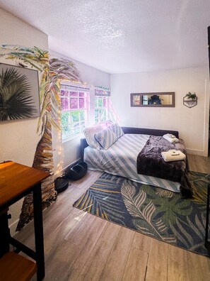 2 室のベッドルーム、デスク、アイロン / アイロン台、旅行用ベビーベッド