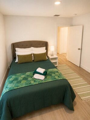 Desk, iron/ironing board, travel cot, WiFi - 2 BR House - 10 Min to the Beach, Shop, Dine+Park (Miami)
