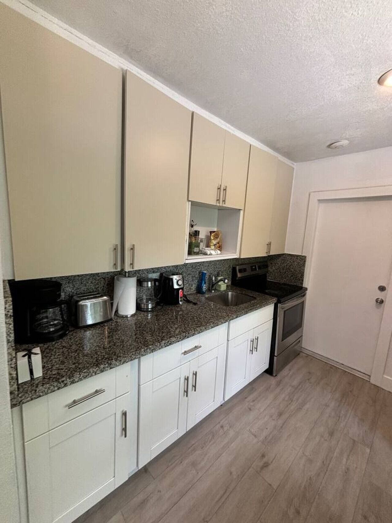 Jääkaappi, mikroaaltouuni, uuni, liesi