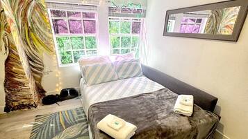 2 soverom, skrivebord, strykejern/-brett og reiseseng for barn