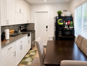 Coffee/tea maker, fridge, microwave, oven - 2 BR House - 10 Min to the Beach, Shop, Dine+Park (Miami)