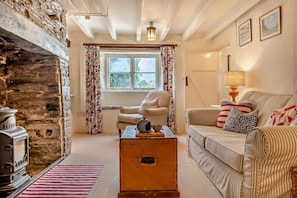TV, fireplace - 2 Bed in Frogmore (oc-s29476) (Frogmore)