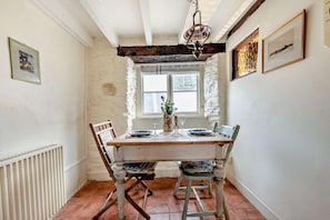 Dining - 2 Bed in Frogmore (oc-s29476) (Frogmore)