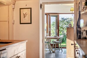 Microwave, oven, cookware/dishes/utensils - 2 Bed in Frogmore (oc-s29476) (Frogmore)