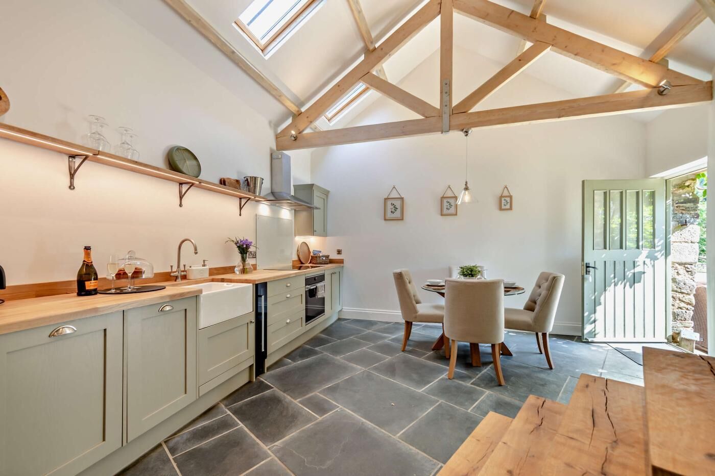 微波爐、焗爐、洗碗機、高腳椅