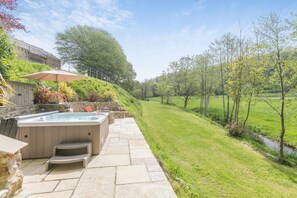 Outdoor spa tub - 2 Bed in Kelly (oc-k29333) (Kelly)