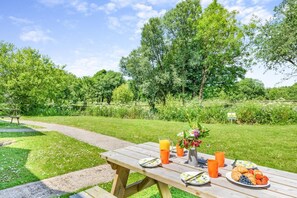 Outdoor dining - 2 Bed in Woolacombe (oc-s29499) (Woolacombe)