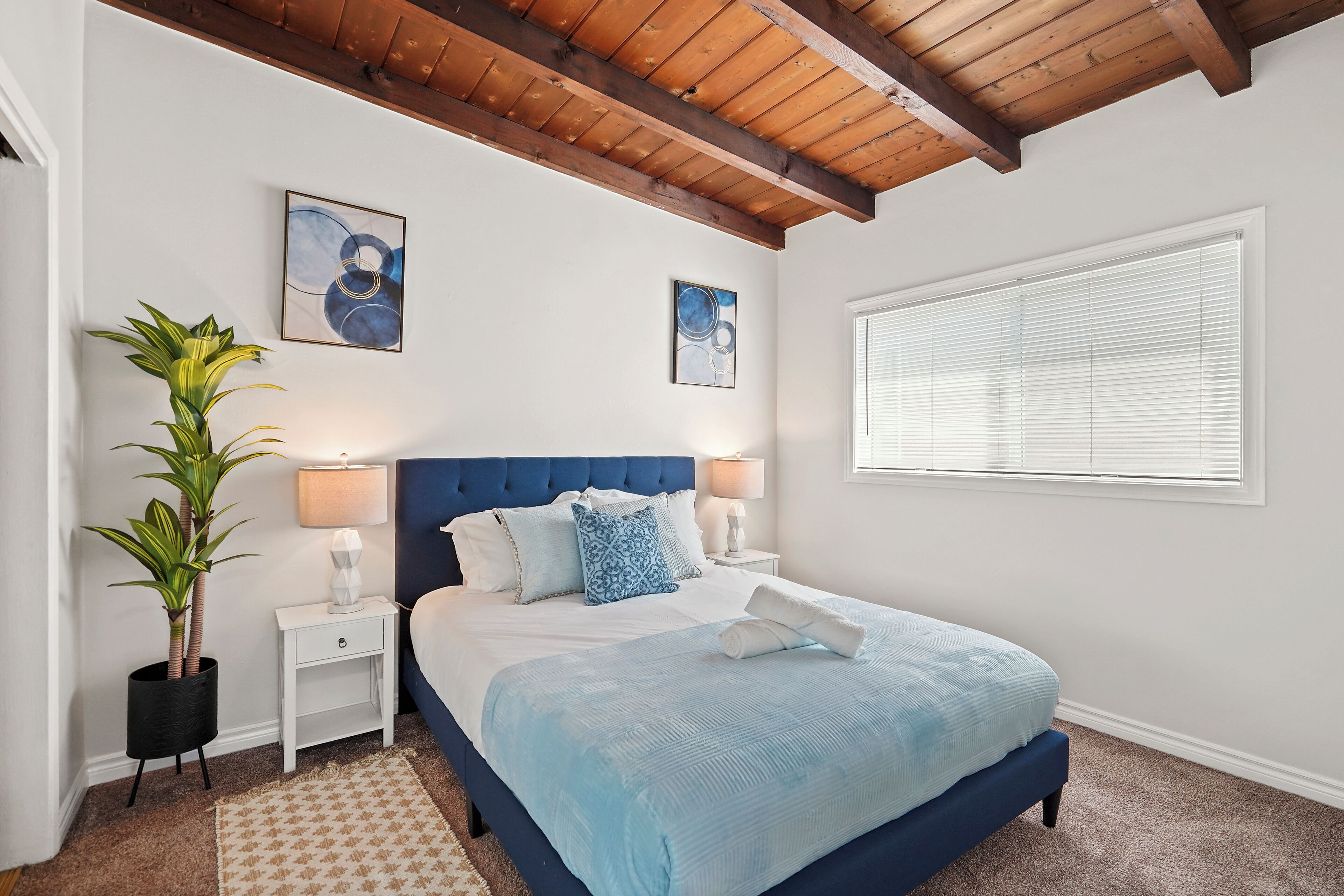 Peaceful retreat. A 5-minute walk to the beach and a short walk to downtown.