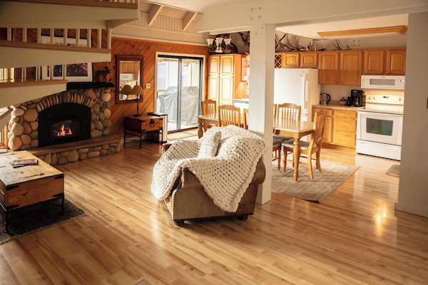 Smart TV, chimenea y monitor de computadora