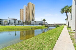 Un quartier résidentiel avec un canal, un trottoir et de grands immeubles en arrière-plan.