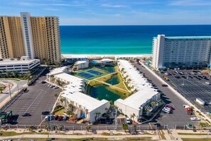 Un hôtel doté d’une piscine, d’un parking et offrant une vue sur l’océan.