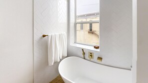 Hair dryer, towels, soap, shampoo - 2E Historic Square View (Honey Grove)