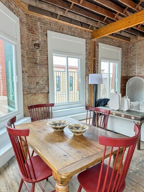 Dining - 2E Historic Square View (Honey Grove)