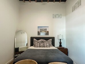 1 bedroom, iron/ironing board, travel crib, free WiFi - 2E Historic Square View (Honey Grove)