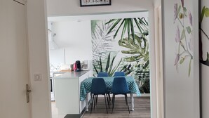 Una cocina moderna con zona de comedor.