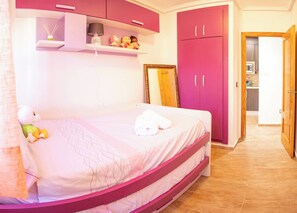 2 habitaciones, tabla de planchar con plancha, wifi y ropa de cama 