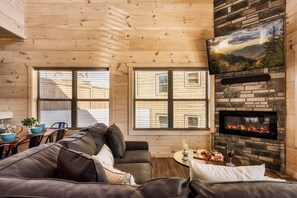 Smart-TV, Kamin, Bücher, Stereoanlage