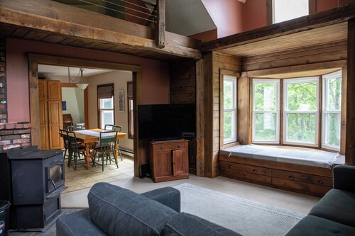 Large apartment within walking distance to Sunapee Harbor