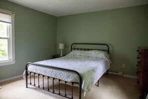 3 dormitorios, escritorio, tabla de planchar con plancha y cuna de viaje