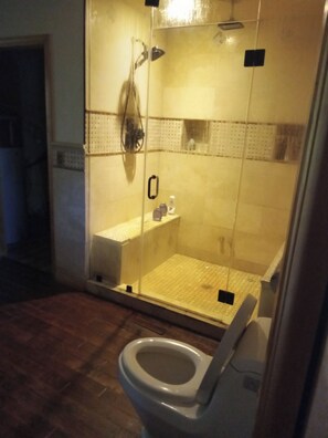 Bathroom - The Executive Loft Suite (Auburn)