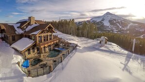 Eine Lodge mit Pool, Skilift und Bergblick.