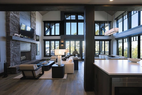 Lone Peak Views - 6 bedroom 6.5 bath, ski in/out, Private Hot Tub, Lodge Access