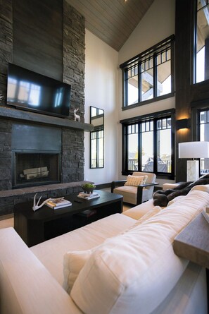 Smart TV, fireplace
