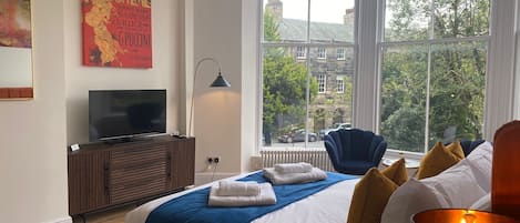 1 habitación, tabla de planchar con plancha, cuna de viaje y wifi