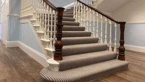 A staircase with wooden balusters and a patterned carpet. - The Matcham Studio in the heart of Buxton (Buxton)
