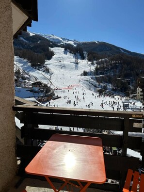 Property grounds - 15m from ski slopes, 8th floor, balcony, tv, ski locker, 18m², Les Orres (Les Orres)