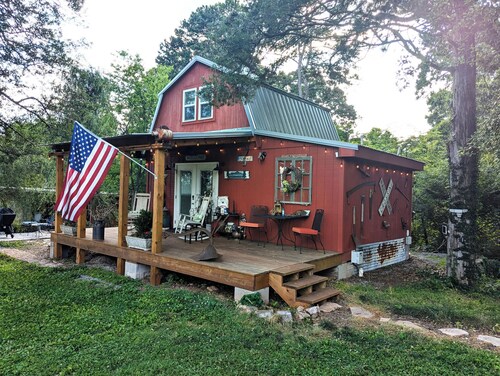 The Barn at Toad Hill. Pet friendly, close to Smokies, Airport. Brand new!