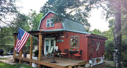 The Barn at Toad Hill. Pet friendly, close to Smokies, Airport. Brand new!