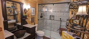 The Barn at Toad Hill. Pet friendly, close to Smokies, Airport. Brand new!