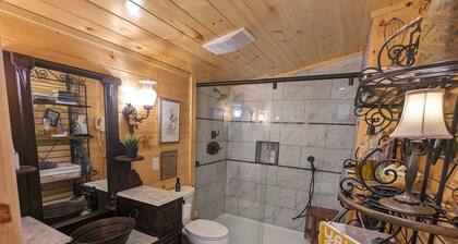 The Barn at Toad Hill. Pet friendly, close to Smokies, Airport. Brand new!