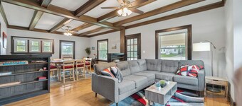 Entire house/4bd 1bath/Laundry/GlenEllyn/Lombard/Wheaton/FreeParking&WIFI