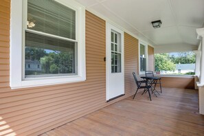 Outdoor dining - Entire house/4bd 1bath/Laundry/GlenEllyn/Lombard/Wheaton/FreeParking&WIFI (Glen Ellyn)