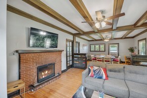 Smart TV, fireplace, books - Entire house/4bd 1bath/Laundry/GlenEllyn/Lombard/Wheaton/FreeParking&WIFI (Glen Ellyn)