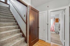 Interior - Entire house/4bd 1bath/Laundry/GlenEllyn/Lombard/Wheaton/FreeParking&WIFI (Glen Ellyn)