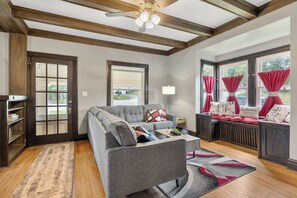 Smart-TV, peis og bøker