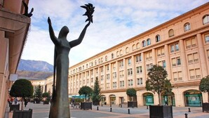 A public square with a statue, a large building with multiple windows, and a clear sky. - Fasthôtel Albertville (Albertville)