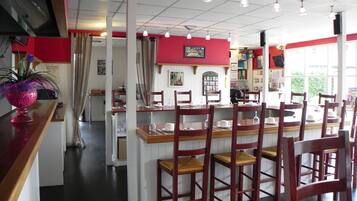 Bữa sáng buffet hàng ngày (7 EUR/mỗi người)