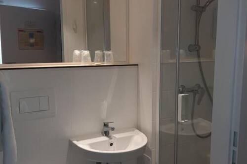 Dusch, hårtork, handdukar och tvål