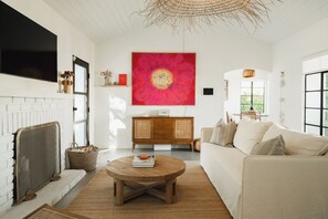 Smart TV, libros, estéreo