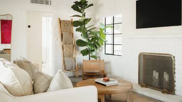 Smart-tv, bøger, stereoanlæg