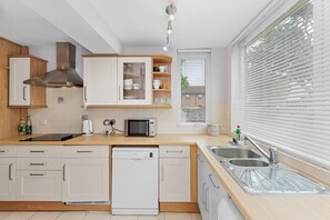 Kjøleskap, mikrobølgeovn, ovn og oppvaskmaskin